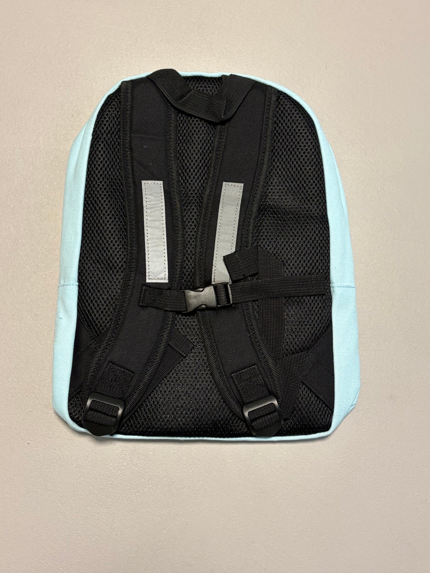 hellblauer Kinderrucksack für die ersten Wanderungen