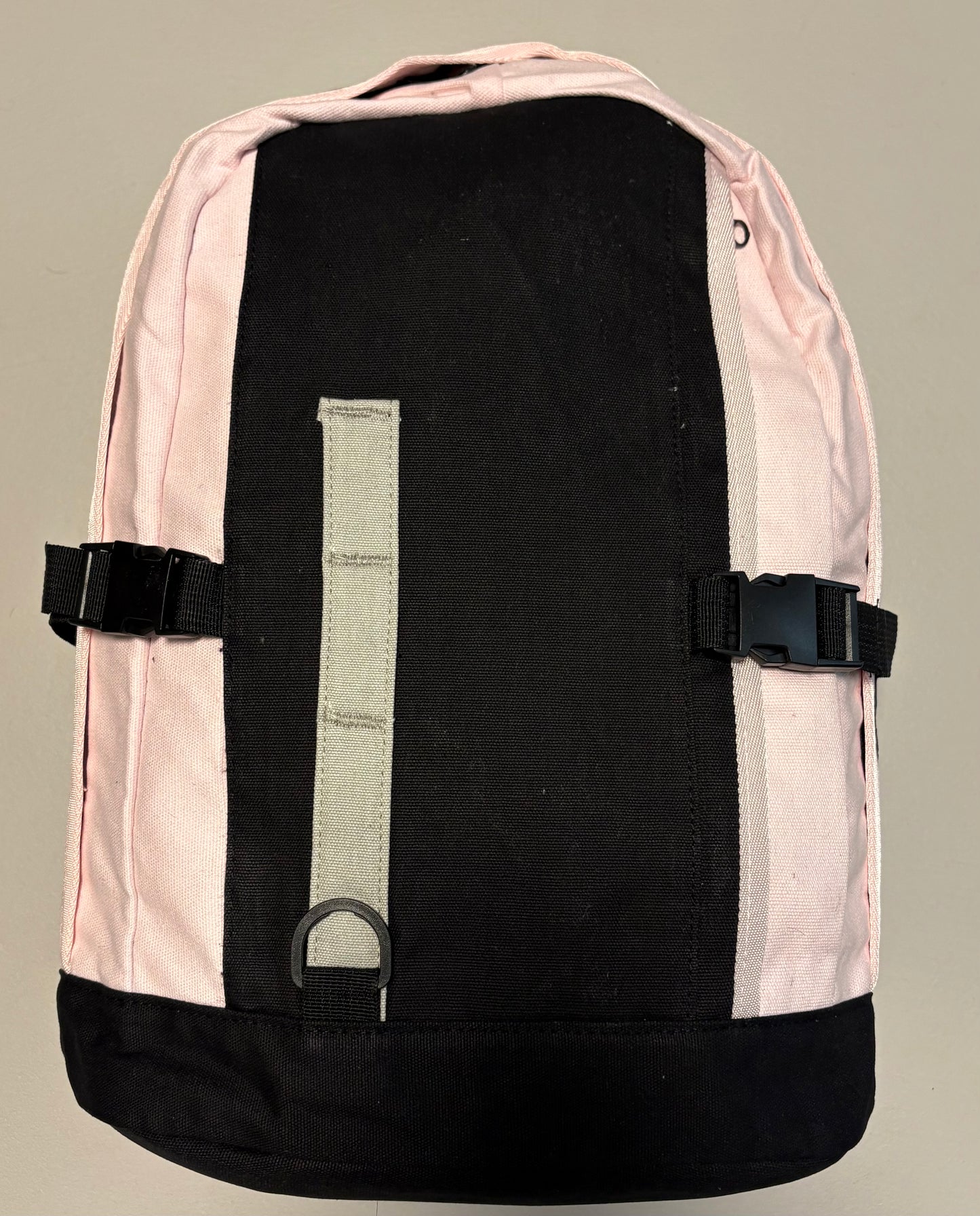 Rucksack mit Außen- und Innentaschen aus starkem Baumwollstoff. Reflektierende Streifen.