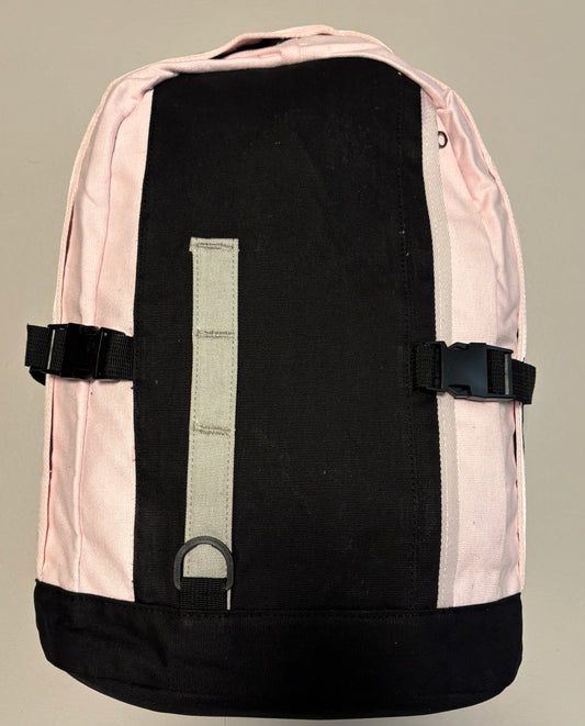 Rucksack mit Außen- und Innentaschen aus starkem Baumwollstoff. Reflektierende Streifen.