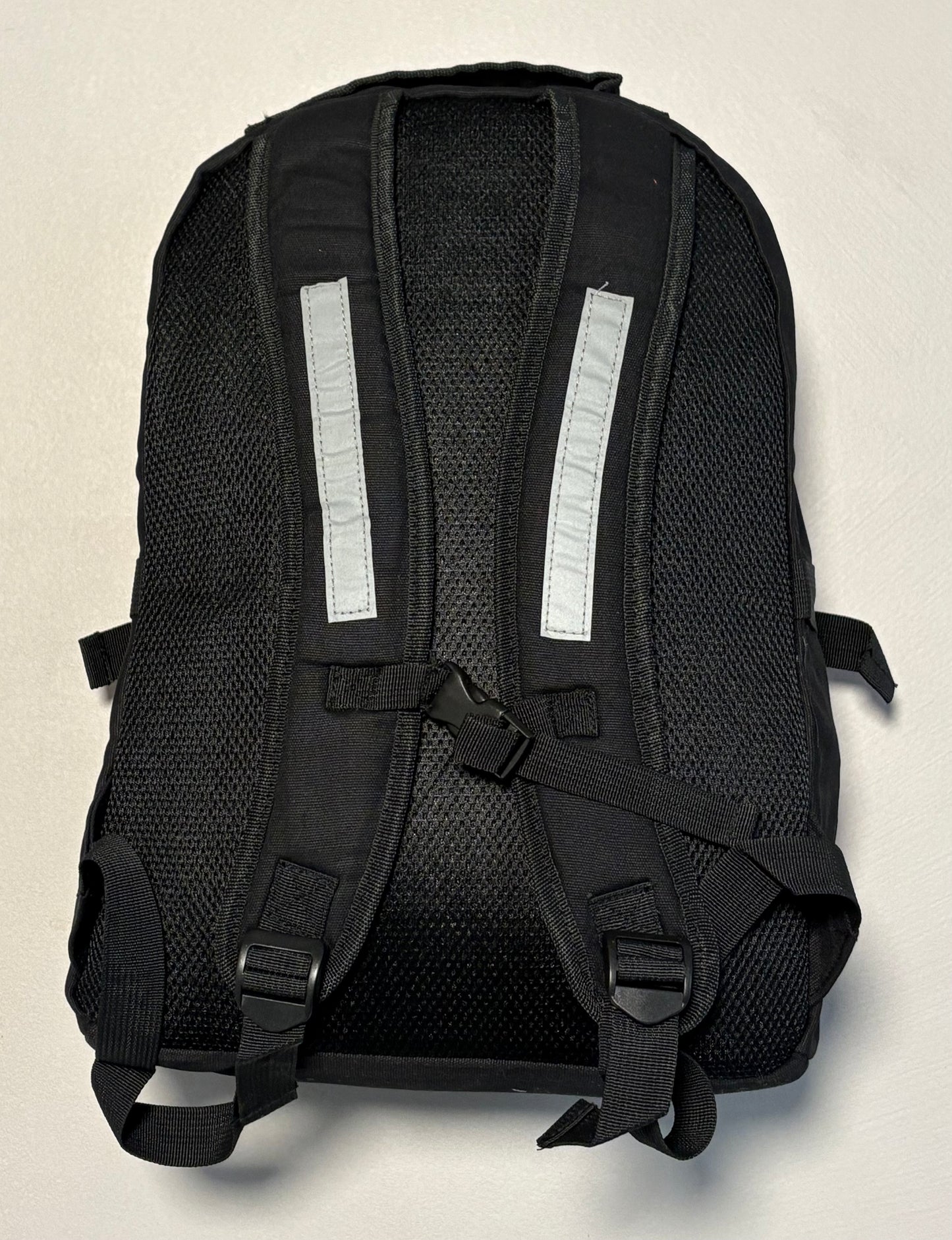 Rucksack mit Außen- und Innentaschen aus starkem Baumwollstoff. Reflektierende Streifen.
