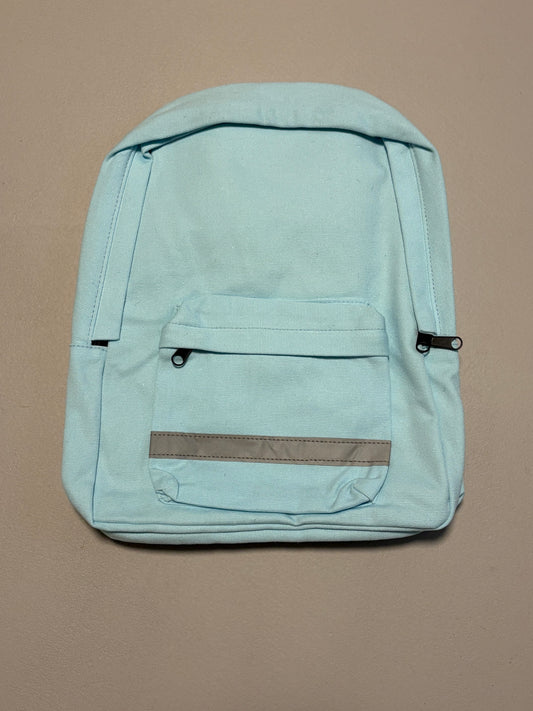 hellblauer Kinderrucksack für die ersten Wanderungen